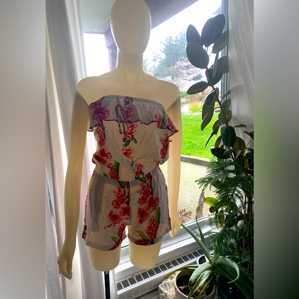 Favant Sz L Hawaii Strapless Ruffle Shorts Romper in Red and White Floral